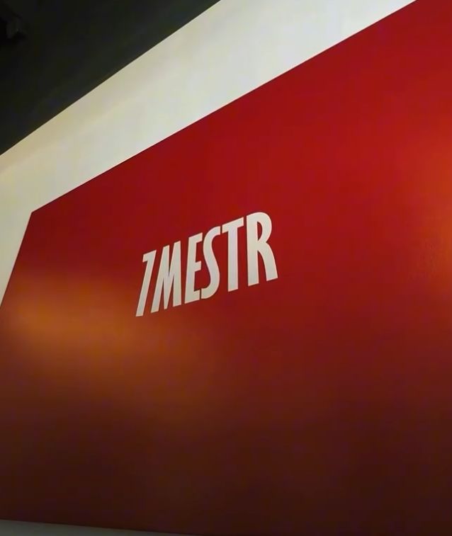 Логотип 7MESTR на красной стене